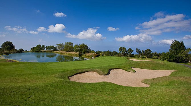 Golf hole with a bunker on the right and lake on the left