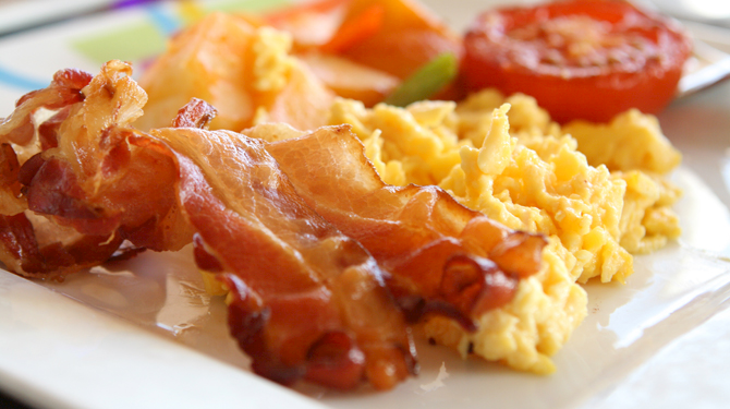 scrambled eggs with bacon 