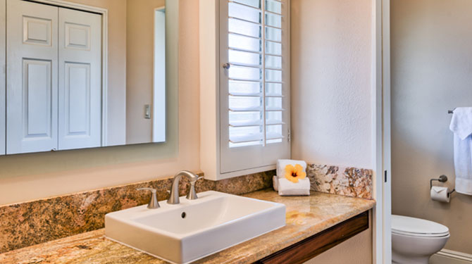 royal lahaina beach cottages deluxe room bathroom