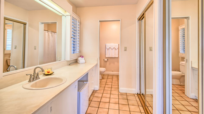 royal lahaina beach cottages room bathroom