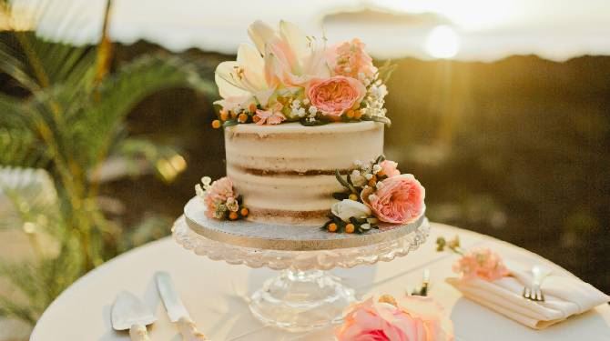 Wedding cake with roses used for decoration