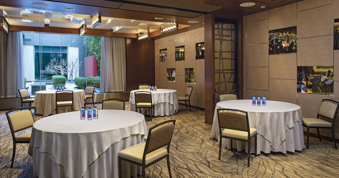 stinger dining room with round tables and white clothes draped over