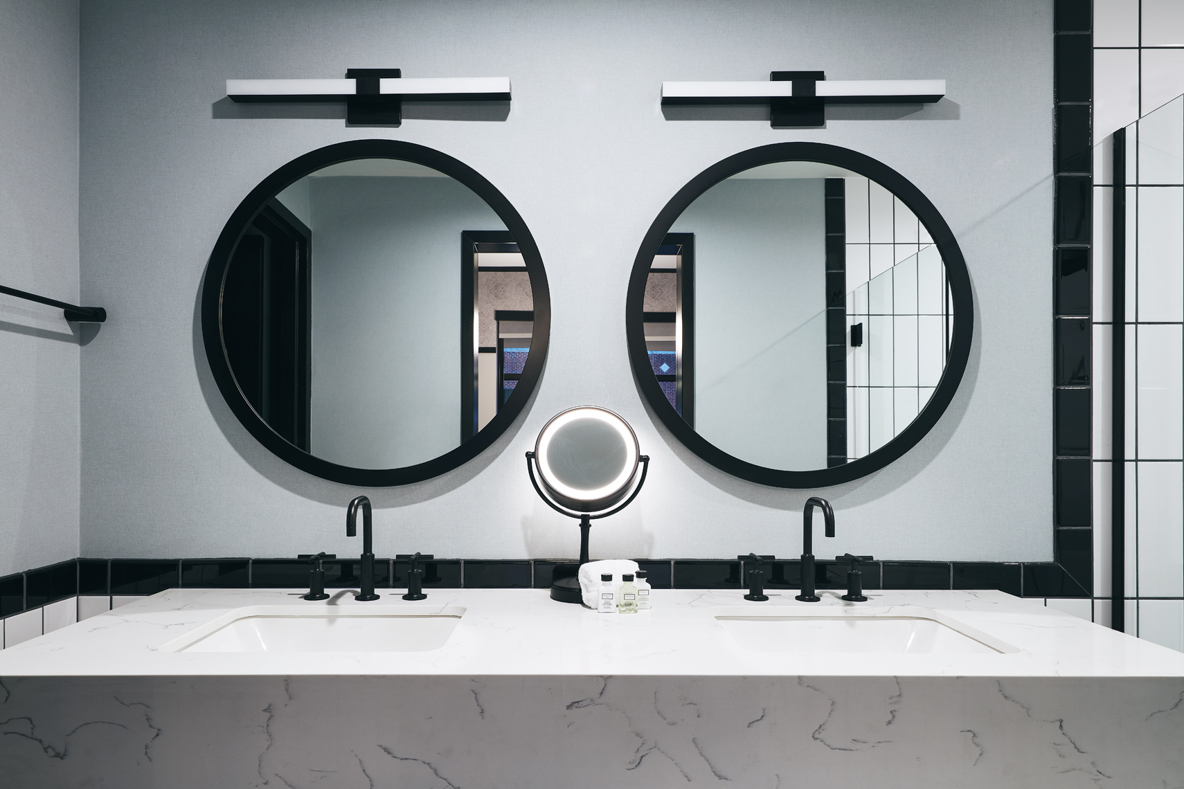 3 circular mirrors in the bathroom