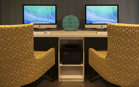 2 computers in hotel business center