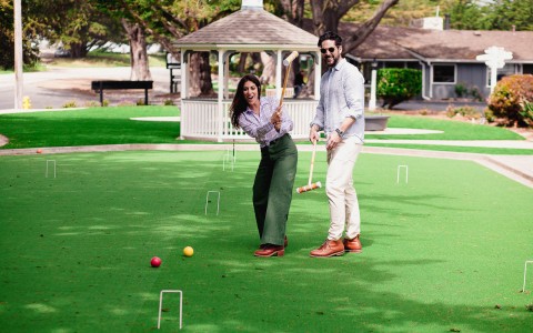 A happy couple playing lawn games at Oceanpoint Ranch