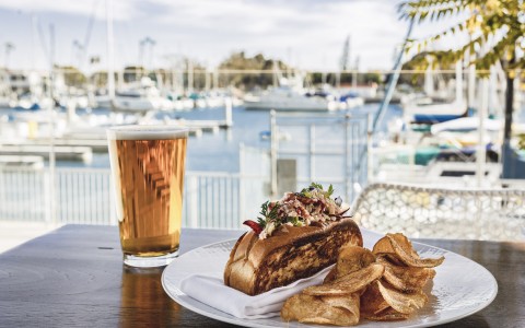 lobster roll and beer