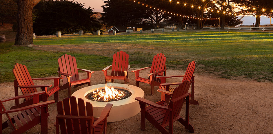 firepit with red patio chairs