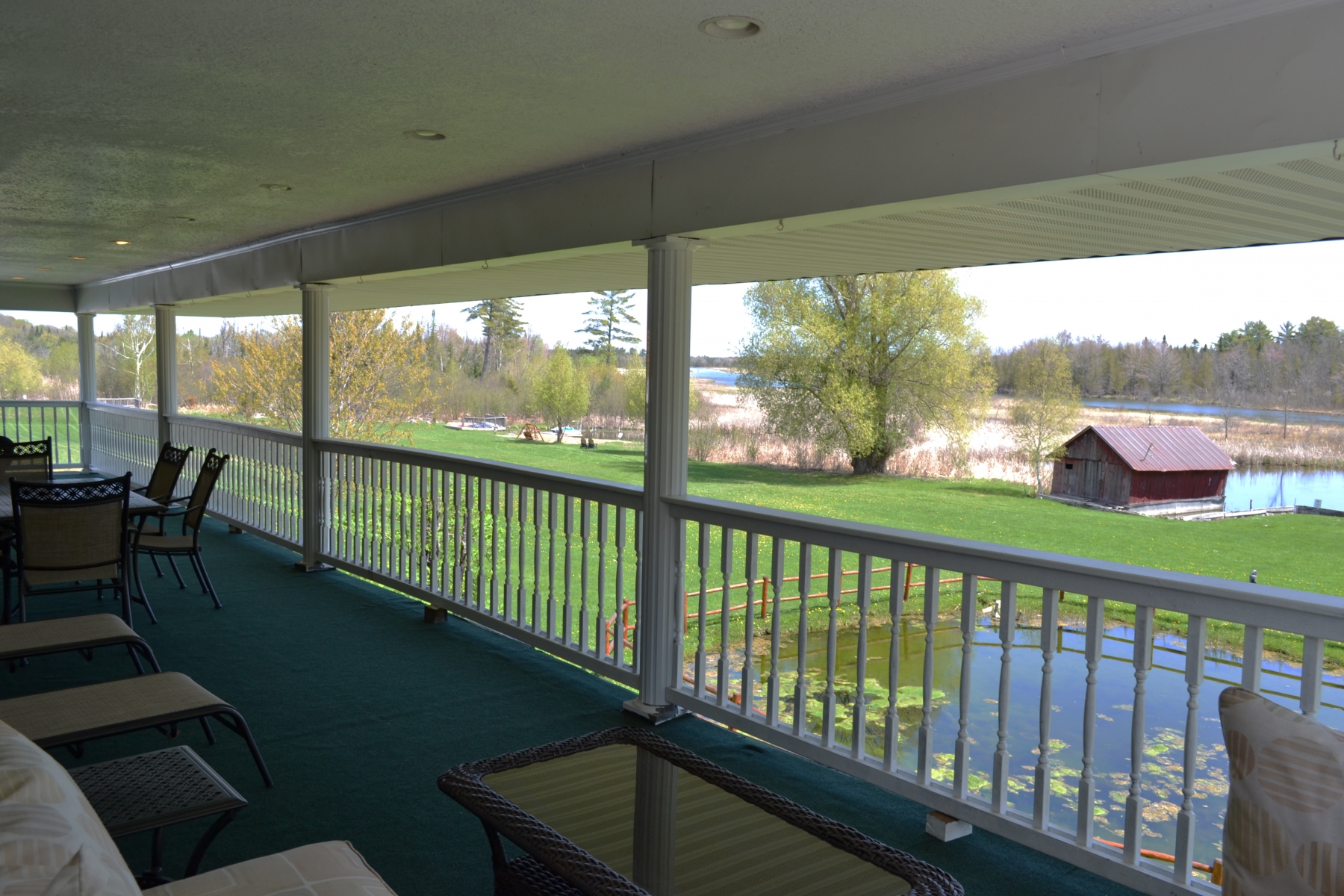 outdoor screened patio overlooking a pond and large yard