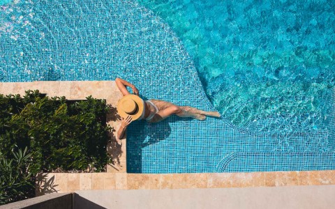 lady in pool with hat