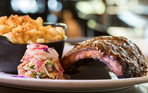 ribs, coleslaw, and mac n cheese on a plate