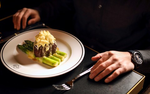 steak and asparagus on plate