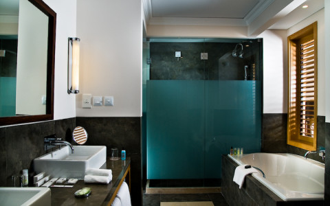 DCR_Bathroom suite_small_3