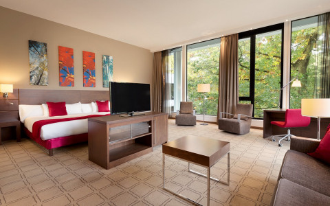 Junior suite bed tv sofa desk chair Chambre Kamer Hotel Room Dolce la Hulpe Brussels