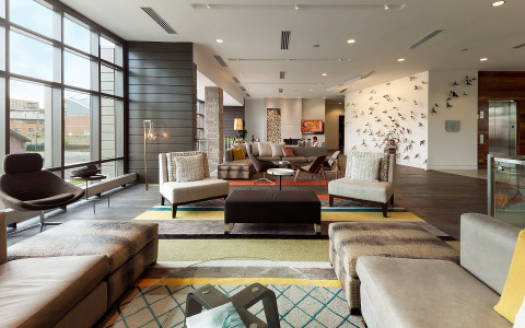 brown, blue and red decor in a living rom