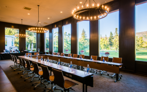 royal oak meeting space with u shape seating and panoramic views of the greens
