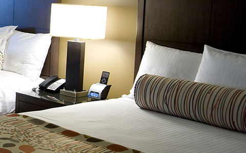 Double room with 2 queen bed and communal night stand