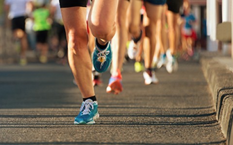 runners legs at marathon