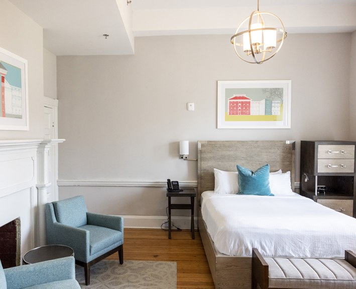 Internal view of a room with a bed and a fireplace