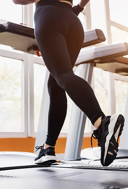 A woman  jogging on a treadmill