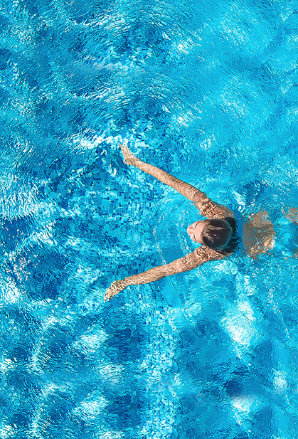 A woman swimming on a pool 