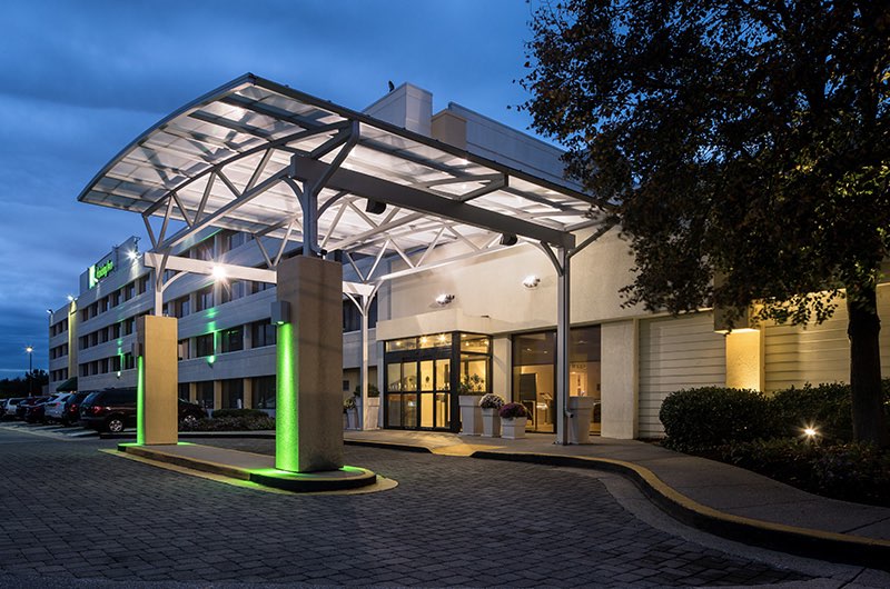 the driveway at a holiday inn