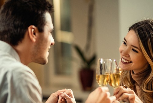 couple cheering during a dinner
