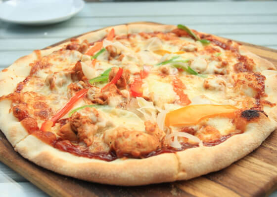 Marina Pizza with chicken & bell pepper toppings