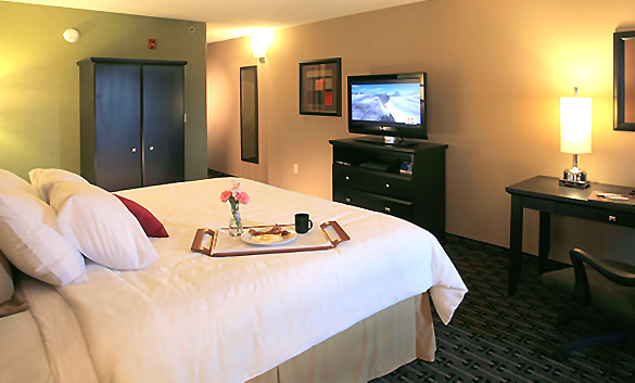 CPMA-OurHotel-4CrownePlazaAmenities-591d00433e686-585x353-596e2a702fe37.jpg