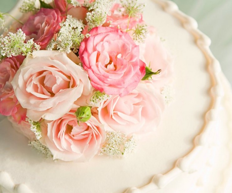 Close up of roses on wedding cake