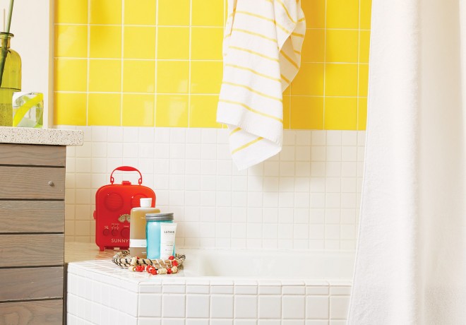 Dream Inn guest bathroom with white and yellow tiles and bathroom amenities