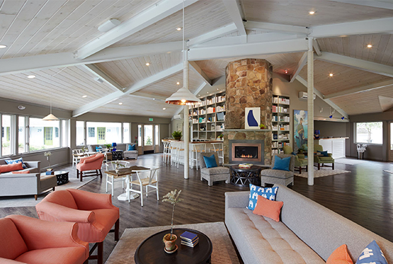 spacious lounge area at the lodge on the cove