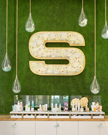 wedding decoration made of white roses that form the letter "S"