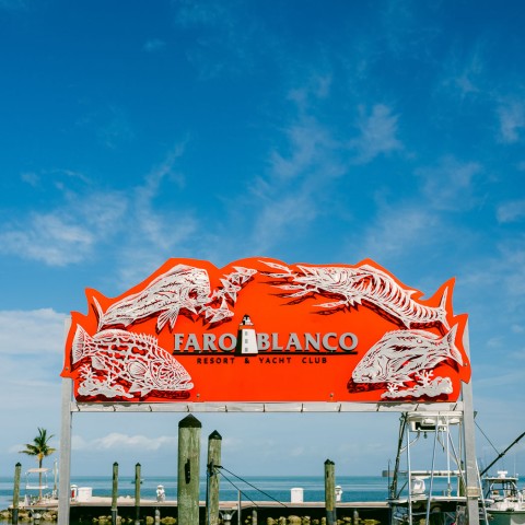 faro blanco red sign with blue sky