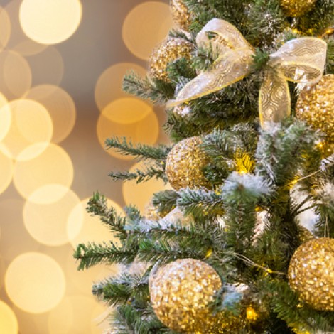 christmas tree with gold decorations