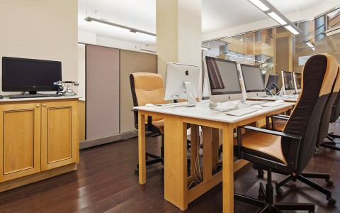 working area with available desktops within the hotel