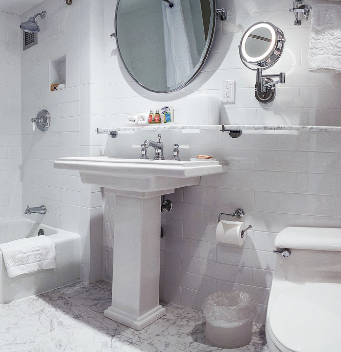 Deluxe Double guest bathroom with sink, tub and toilet