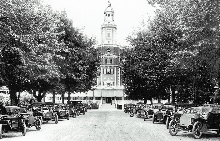 garden city hotel in 1911 with vintage cars 
