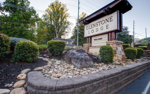 glenstone lodge welcome sign on the side of the road