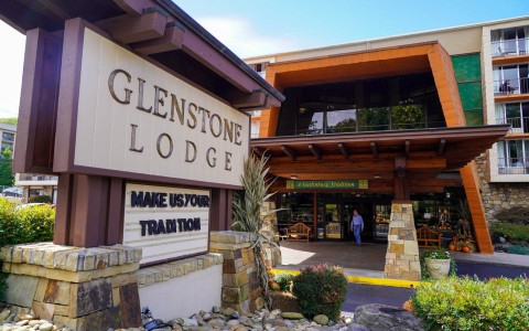 front entrance sign of Glenstone Lodge
