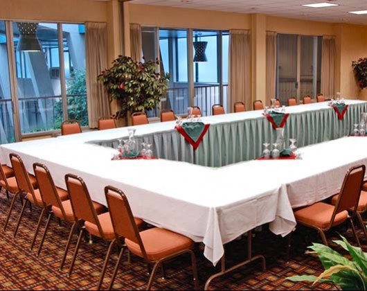glenstonelodge highlander room, big white table with red chairs