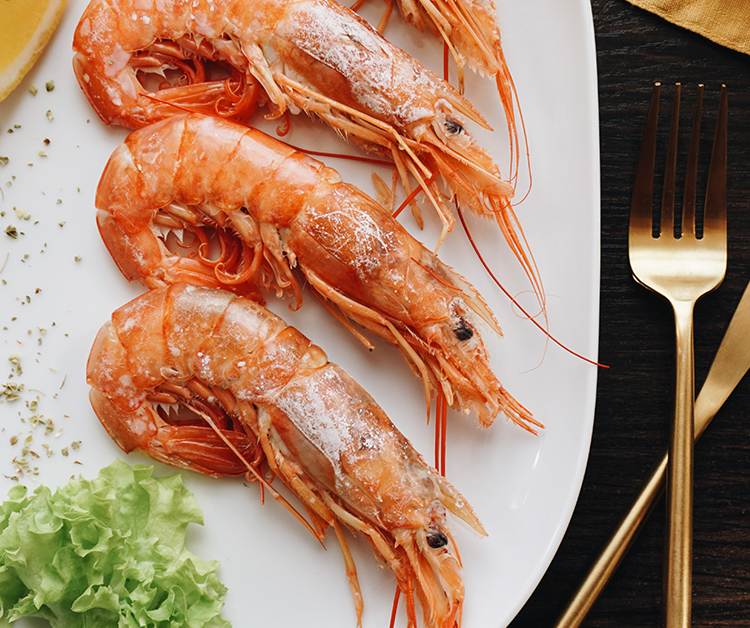 shrimp with their head on on a plate