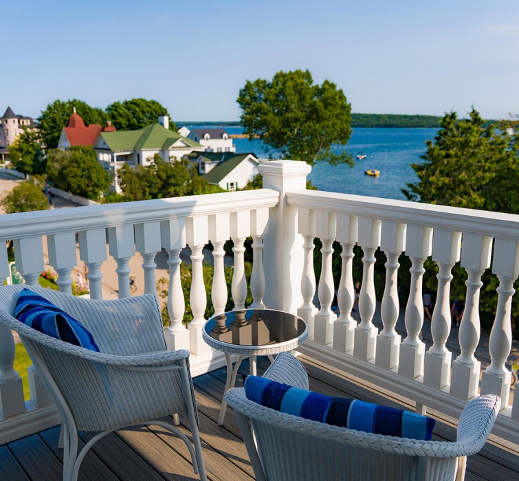 Mackinac Island Accommodations Accommodations Harbour View Inn   Hvmi Accommodations Thecottage Cottagebalcony 02 62040b01a47a4 625715d34e063 755x700 