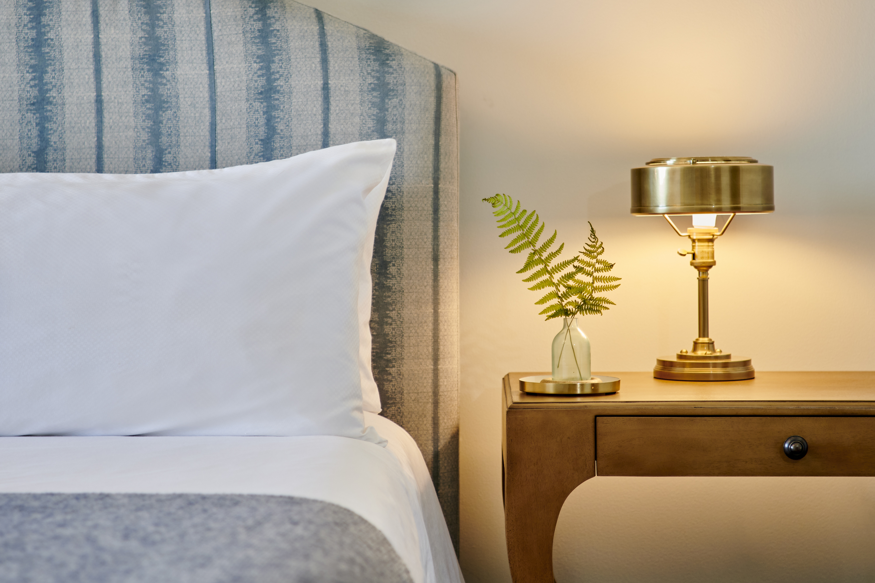 hvi_detail_room_king_bed_side_table_210450_0844 hr