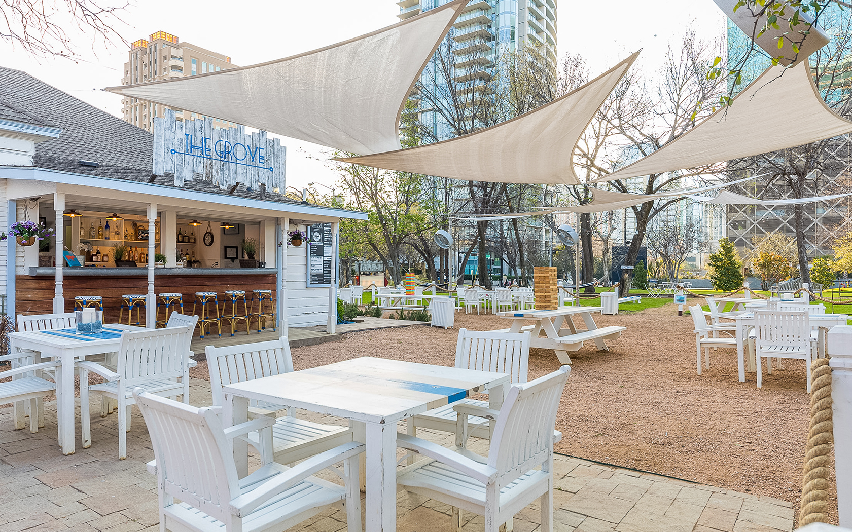 outdoor restaurant tables 