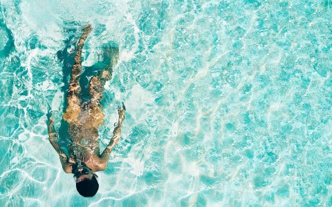 man underwater in the pool