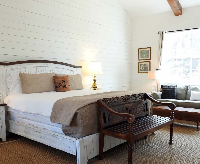 bedroom with a queen bed and couch