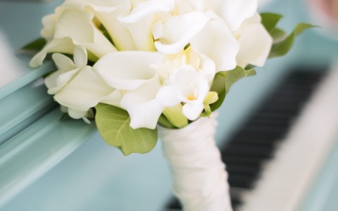 close-up shot of wedding bouquet on a piano