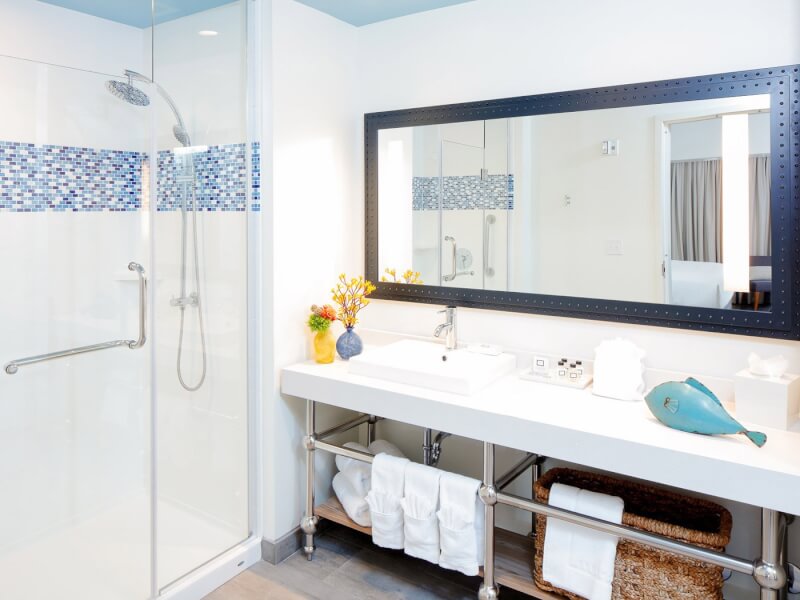bathroom suite with large mirror and counterspace