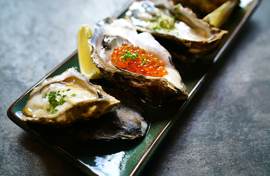 closeup view of oysters tray