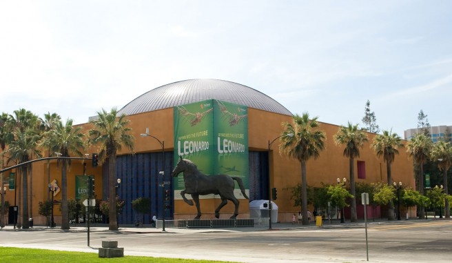 museum exterior with large horse bronze sculptur